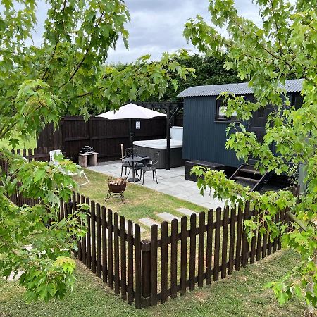 Shepherds Hut With Hot Tub ويلْزْ المظهر الخارجي الصورة