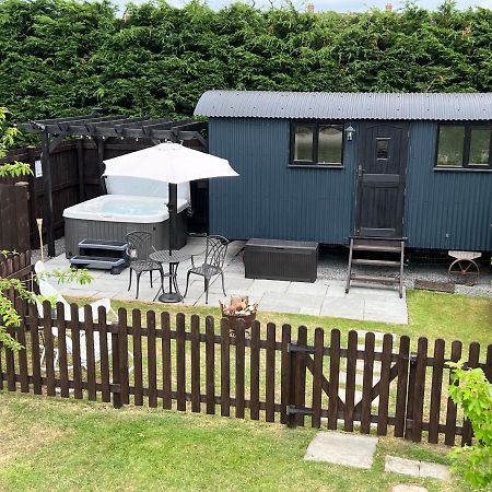 Shepherds Hut With Hot Tub ويلْزْ المظهر الخارجي الصورة