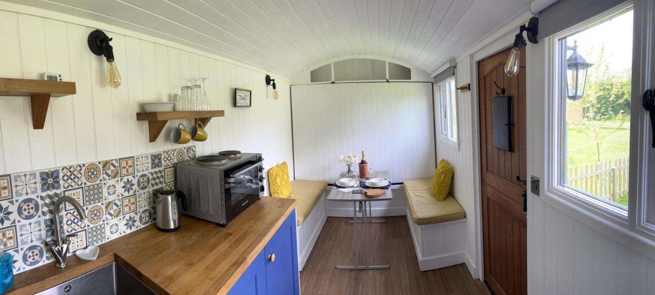 Shepherds Hut With Hot Tub ويلْزْ المظهر الخارجي الصورة